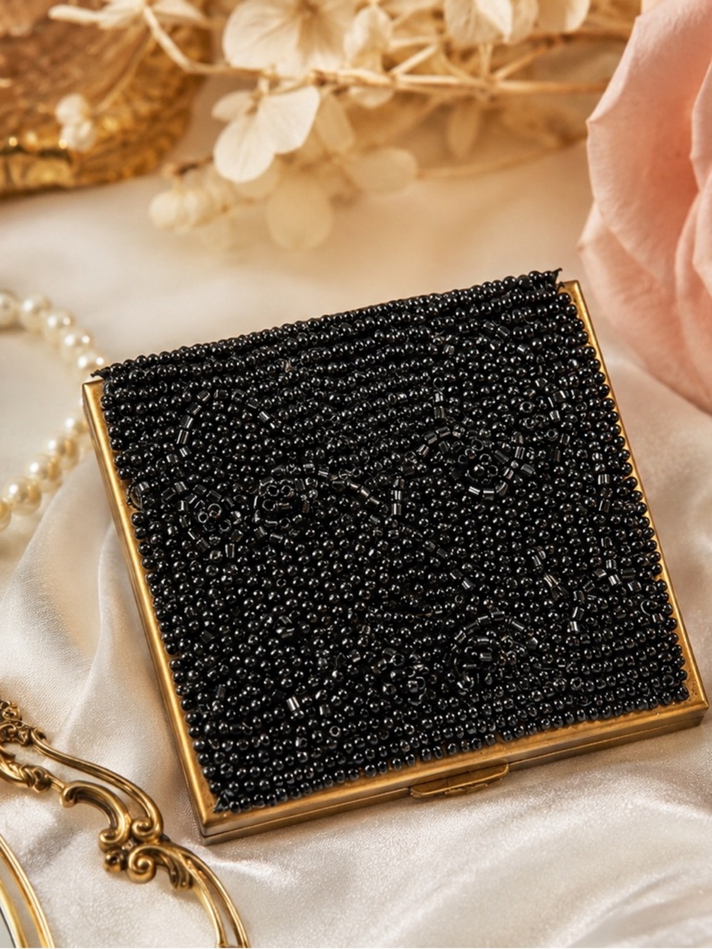 VTG Schildkraut Black Beaded Compact Mirror Gold Tone Powder Case Holly/Reg Glam